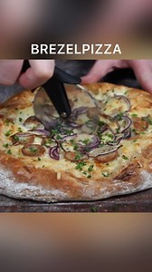 Weißwurst Brizza - Brezel Pizza ZUTATEN für 1 Pizza: 3 TK Laugenstangen 1 EL Schmand 2 Prisen Jack'n Smoke 1 Handvoll geriebener Käse 1 Weißwurst 1 halbe rote Zwiebel 1 EL Schnittlauch #pizza #oktoberfest #Brizza | 0815BBQ