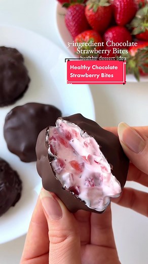 Healthy Dessert Idea: Chocolate Strawberry Bites🤩 These are such a perfect dessert idea for spring! They are so refreshing and delicious😋 • Ingredients: 1 cup diced strawberries (240 ml) 1/2 cup (lactose-free) Greek yogurt (120 ml) 100 g / 3.5 oz. dark chocolate, melted (80% dark chocolate) • 1. Mix the strawberries and yogurt together 2. Spoon dollops onto a plate lined with parchment paper 3. Freeze for 1 1/2 - 2 hours 4. Dip in melted dark chocolate 5. Store in the fridge • • ❤️Follow for m