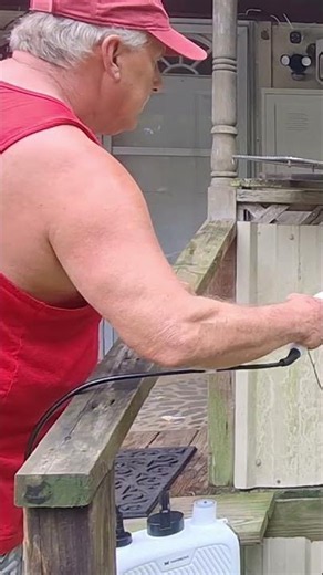 Throw away your manual pump sprayer! This 2-gallon battery hack is pure genius 🤯💦