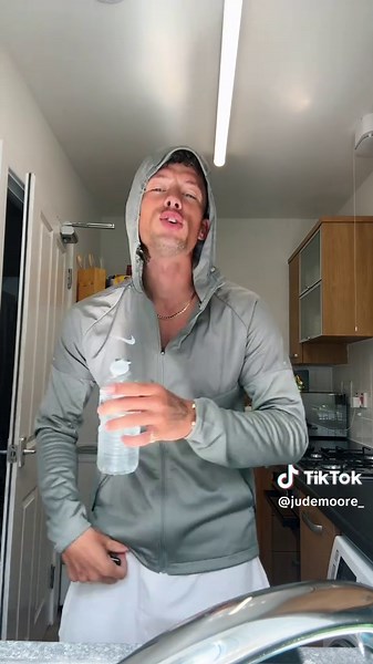 80s Casual Classics: Embrace Retro Fashion Trends