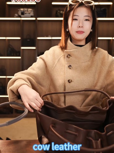 This chocolate brown drawstring tote is my new cozy vibe 🤎 Buttery soft leather slouchy shape with tie detail = effortless, everyday chic Fits all your essentials—perfect for coffee runs, errands, or weekend getaways! Who’s adding this warm, low-key staple to their collection? 👇 Starts SHARP at 9! ⏰ Hurry to my live stream and snatch yours up—stock won’t last! #DrawstringBag #ChocolateBrown #EverydayVibes#GESINO