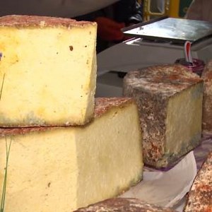 🧀🥇El mejor quesu DOP Gamoneu del puertu se subastó por 8.800 euros, una cifra récord. La pieza de la quesería Uberdón es una obra de arte que se quedó en Casa Morán, en #Benia. La quesería Vega Ceñal ganó el premio al mejor #Gamonéu del Valle. #Onís #AlimentosdelParaíso | Radiotelevisión del Principado de Asturias