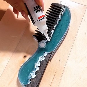 Comb couture: epoxy resin transforms into a beautiful repair! | 5-Minute Crafts Play