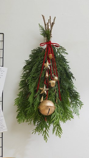 The “swag wreath” is the “it” holiday decoration of the season, and you can quote us on that. Get all the steps for making this DIY here. https://www.apartmenttherapy.com/command-hook-holiday-swag-wreath-diy-37513134 | Apartment Therapy