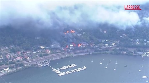 Australia, incendi nei dintorni di Sydney invadono il centro abitato - LaPresse