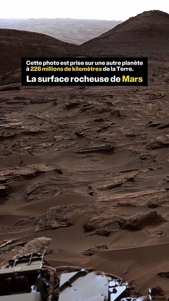 Sur Mars, le rover Curiosity a capturé ce panorama à 360° le 22 mai 2022, lors du sol 3481 de sa mission, près d’une zone surnommée Sierra Maigualida dans le cratère Gale. Ce panorama impressionnant est composé de 133 images individuelles prises par la Mastcam, la caméra principale du rover. Ce paysage martien est baigné d’une brume poussiéreuse qui révèle à la fois le fond du cratère Gale et les pentes du Mont Sharp au loin. Les couches rocheuses courbées visibles autour du rover intriguent par