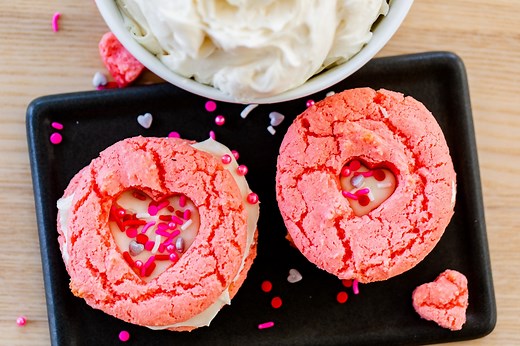 STRAWBERRY LEMONADE COOKIES 🌴Recipe: thedashleyskitchen.com/strawberry-lemonade-cookies/ The easiest cookie of all time. Five ingredients, one mixing bowl, 15 minutes. And as if that wasn’t enough to make you run to the store right now, this recipe makes the softest, chewiest, most mouthwatering cookies! I mean truly, what more could you ask for in a cookie?! And it is just in time for a special Valentine's treat! Make this or any of our other recipes? 👩‍🍳👨‍🍳 Be sure to share a picture and 
