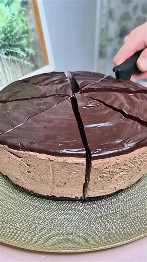 No-bake Oreo cheesecake with an Oreo crust, cream cheese mascarpone chocolate filling (70% dark chocolate), and a simple ganache topping. Sets in the fridge and slices cleanly. Full step-by-step recipe with exact amounts is in my profile description. #oreocheesecake #nobakecheesecake #cheesecakerecipe #oreodessert #chocolateganache