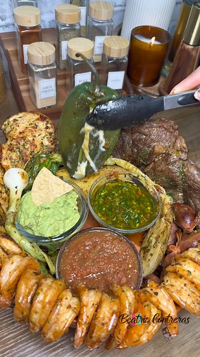 Receta de parrillada Mar y tierra🥩🍗🍤 ¿Qué tal me quedo?🤍 El agregarle chimichurri a casi todo ya es gusto de cada persona 😅 A mí me encanta 🤤 #parrillada #marytierra #ideasdecomida #recetasdeliciosas #dinnerideas | Beatriz Contreras - Recetas