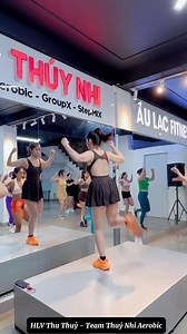 Bài AEROBIC FITNESS TỔNG HỢP DI CHUYỂN 27 phút bao gồm: 1. Hóp mở 2. Lắc eo 3. Cardio cường độ cao 4. Giật nhanh 5. Di chuyển hạ nhịp tim. Biên soạn và thực hiện: HLV Thu Thuỷ team Thuý Nhi Aerobic tại Huế. ---------------------------------------- 👩🏻THUÝ NHI AEROBIC👩🏻 Đào tạo HLV Đa Môn-GroupX-StepMIX (Trực Tiếp/Online) - Aerobic Dance/Fitness - Tabata - Boxing - Muscle - Dụng cụ - Thiền, giãn cơ - DANCE STEP - MUSCLE STEP - TABATA STEP - BOX STEP - TAEBO STEP 📱0935 77 0000 (Ms Nhi) 🚏Âu Lạ