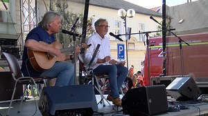 Mirek Paleček a zpívající právník Ivo Jahelka a jejich Přerovská hymna 2023 na Akuna show. | Město Přerov - Televize Přerov