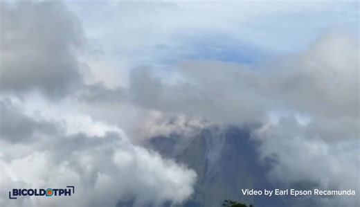 WATCH: A dome collapse pyroclastic density current (PDC) event from Mayon Volcano's crater is seen in this video by photographer and educator Earl Recamunda from their residence in Legazpi City in Albay province at around 1 p.m. on Tuesday, Jan. 6. According to the Philippine Institute of Volcanology ang Seismology (Phivolcs), Alert Level 3 will be raised due to the unrest being exhibited by the volcano. | via Rey Anthony Ostria #MayonVolcano #MayonWatch #BulkangMayon #MayonWatch2026 | BicoldotP