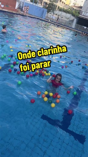 Diversão na piscina com Ana Clara e amigos