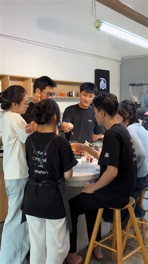 Mấy hôm nay, quầy bar của Nora nhộn nhịp hẳn vì tụi mình đang tất bật test món cho Menu mùa Đông ❄️ Bạn đoán được Nora sẽ có món gì mới chưaaa 👀🤔 ___________________ ☕️ Nora Coffee Roastery ⏰ 06:30 - 22:00 📍85 Đoàn Trần Nghiệp, Bắc Nha Trang 📍12 Bạch Đằng, Nha Trang 📍172 Mê Linh, Nha Trang 📍09 Nguyễn Thiện Thuật, Nha Trang 📍172/9 Bạch Đằng, Nha Trang 📍11 Hai Bà Trưng, Nha Trang (6:00 - 22:00) #noracoffeeroastery #nhatrangcoffee | Nora Coffee