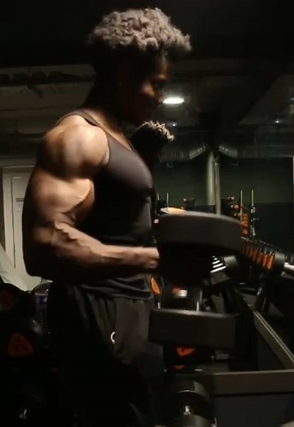 On parle ici d’équilibre musculaire et prévention des blessures -Un déséquilibre entre les biceps et les épaules peut créer une instabilité au niveau de l’articulation de l’épaule, augmentant le risque de blessure. -Les exercices pour les biceps, comme les curls ou les chin-ups, impliquent l’épaule (notamment la coiffe des rotateurs pour stabiliser). -Donc une épaule faible peut limiter ta progression. #gym#prtoi