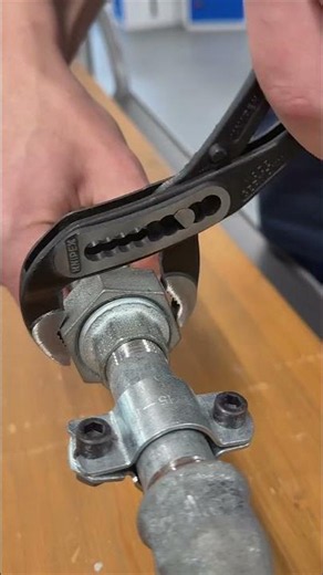 The KNIPEX Alligator® 88 01 250: Secure Grip, Effortless Torque