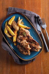 😍😎 Pollo e patate = una garanzia! Se poi sono cotti in friggitrice ad aria... ancora più veloceeee! 🥰 Ludovica Gargari Ingredienti: 4 sovracosce di pollo q.b. olio evo q.b. sale q.b. pepe q.b. rosmarino q.b. paprika 500 g patate Procedimento: Condite sia le patate tagliate a bastoncini che le sovracosce di pollo con olio, sale, pepe, paprika e rosmarino. Cuocete in friggitrice ad aria a 180 gradi per 20 minuti.. et voilà! | Giallozafferano