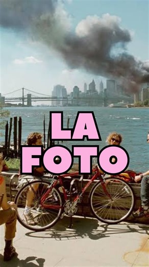 Esta foto de Las Torres Gemelas de Thomas Hopker es una imagen muy reveladora de la sociedad contemporánea y de la sociedad en general. Del comportamiento frente a la tragedia, la colectividad, lo humano. Se sacó en 2001 pero no vio la luz hasta el 2006. Tú qué opinas? Es de la agencia Magnum. #arte #historiadelarte #fotografia #artecontemporáneo #foto #periodismo | Carla Friga Serrano