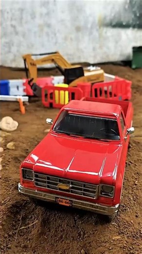 SCALE IRONWORK: Moving Heavy H-Beams with the FMS Chevrolet FCX18⁉️ #rccars #automobile