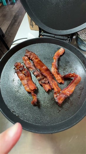 Griddle bacon is crispy and so much faster #cooking #breakfast #hack