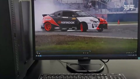 如何用DP线连接电脑和显示器？