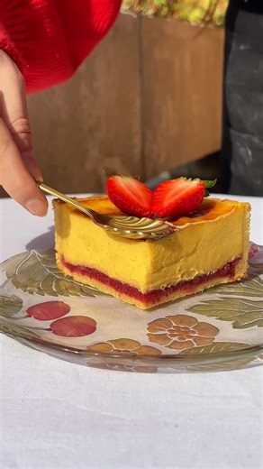 LA recette de notre flan vanille insert fraise qui en impressionnera plus d’un à table… 🍓