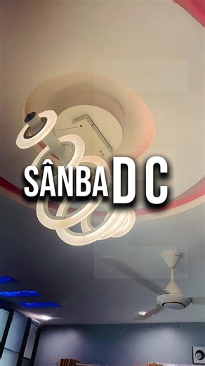 Plafond design. Lumières LED. Mur en lattes. Meuble TV sur mesure. 💡 Un salon, mille détails. Un seul savoir-faire : SÂNBA DÉCO. 🔥 📩 Écrivez-nous pour donner vie à votre intérieur au ( 226) 64-58-22-62/62-27-39-19. #peinture #decoration #decointerieur #pourtoi