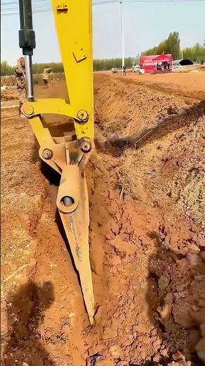 Excavator Uses Special Bucket to Dig Trenches Quickly