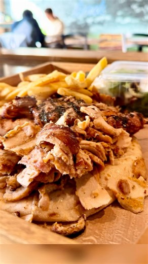 Bon, la semaine est finie. Tu as survécu. Maintenant, faut gérer la transition vers le week-end, et l'équation est simple : tu as faim, mais la flemme de la cuisine. Ta bouche, là, elle veut des choses sérieuses. Pas cette tambouille triste que tu t'infliges habituellement. L'intervention se passe à Awans. Ce n'est pas un restaurant, c'est une nécessité publique. Ici, c'est le sens de la vie après 18h. Le gyros ? Moins gras que ton banquier. Tu manges ça, tu te sens bien, tu es prêt à affronter 