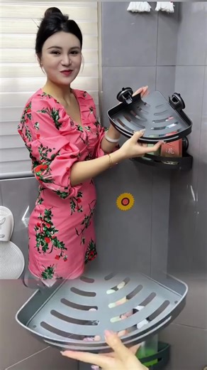 El estante de almacenamiento triangular sin perforaciones se puede instalar en el baño para guardar artículos de tocador y también puede colgar tolls, bolas de baño, etc. Es práctico y hermoso.#TikTokShop #fyp #tiktok #foryou