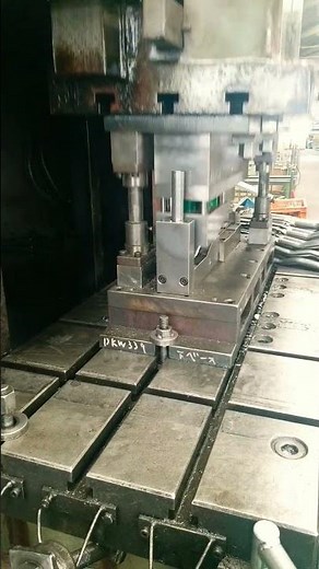 プレス加工機 パイプ加工紹介 金型 横置き パイプ潰し ロット生産 Ⅼ字形状 製品保管状態 医療器具や建設機器、各種パイプ加工の石川工業 群馬県 太田市 1本から対応可能な会社です。