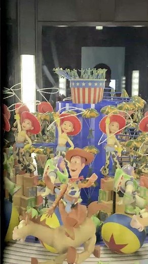 FLASHING LIGHTS NOTICE | Pixar's Toy Story 3D Zoetrope