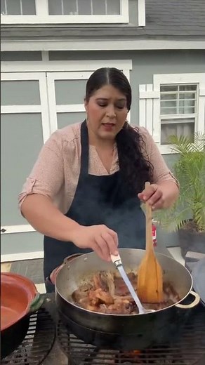 Unas ricas costillas de puerco con nopales en chile rojo😋😋🌶🪵🔥