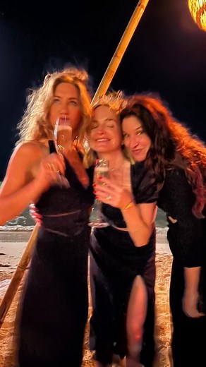 Jennifer Aniston on Instagram: "Thanks 2022 🫡 2023….ready, set, let’s go 🥳 Happy New Year everyone! ❤️"