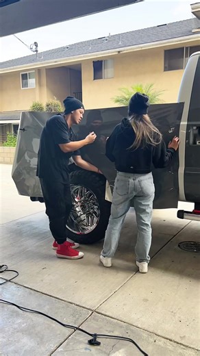 Wrapping a Ford F250 Super Duty Truck Bed