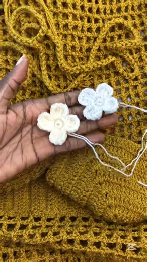 Dans cette vidéo, je vous montre le processus crochet de création de ma robe filet fleurie 🌼 Du montage des bonnets jusqu’à la dernière maille, chaque moment compte 🧶 Une création pleine de patience, de passion et d’amour 💛 📱 WhatsApp : 225 07 04 22 58 68 🎵 NB : Je ne suis pas responsable de la musique utilisée. 📍 Le tutoriel complet de cette robe est disponible sur mon TikTok https://www.tiktok.com/@ohinanebijoux?_t=ZN-90vJvM7Fk5m&_r=1 #CrochetFashion #CrochetDress #RobeFilet #FaitMain #R