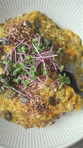 Hast du dein Porridge schon mal herzhaft zubereitet? Das Protein Porridge von Dr. Johanna Budwig ist perfekt dafür, weil es ungesüßt ist und uns direkt am Morgen mit wichtigen Eiweißen versorgt. Zutaten: ¼ Gemüsezwiebel 100g Hokkaidokürbis (frisch oder tiefgekühlt gewürfelt) 180ml Gemüsebrühe 5 EL Budwig Protein Porridge 1-2 EL Dr. Budwig Omega-3 Öl eine kleine handvoll Rucola oder Mikrogreens 1 TL Kürbiskerne 1 EL Energiemix Kürbis halbieren und das Fruchtfleisch mit einem Löffel auskratzen. Da