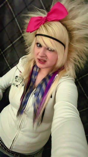 Exploring Scene Hair and Scene Queens