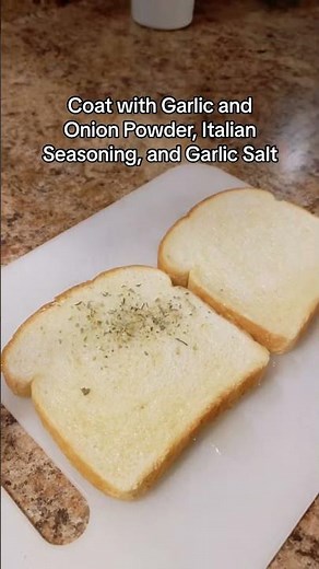 These homemade croutons are so good they might not even make it to your salad!! #food #foodie #
