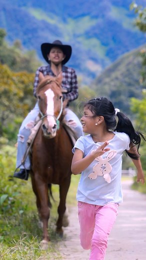 El noble acto de una anciana que le devolvió la esperanza a una niña. | Alicia Sarango