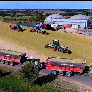 See how we work everyday at our farm and our fields #harvesting #farming #farminglife | Big Machines