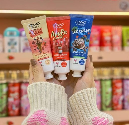 ‎كوزمتك علي‎ on Instagram‎: "�✨ كريمات اليد COSMO Delicious ✨🍭 روائح حلوة ولذيذة تخلي إيدچ ناعمة وريحة تبقى طول اليوم! 🌴 Coconut Ice Cream – جوز الهند الكريمي 🍡 Mondo Mallow – مارشميلو 🍓 Strawberry Treat – فراولة 🍎 Apple Candy – تفاح مسكّر 🫐 Berry Yogurt – زبادي بالتوت 🍫 Pistachio Chocolate – فستق وشوكولاتة 🍌 Blue Java Banana – موز 🍭 Cotton Candy – غزل البنات ✨ كلها تحتوي على زبدة الشيا وترطيب عالي سعر القطعه / 5 الاف"‎