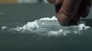 Toxicomane préparer des lignées d'héroïne pour : vidéo de stock (100 % libre de droit) 1105720543 | Shutterstock