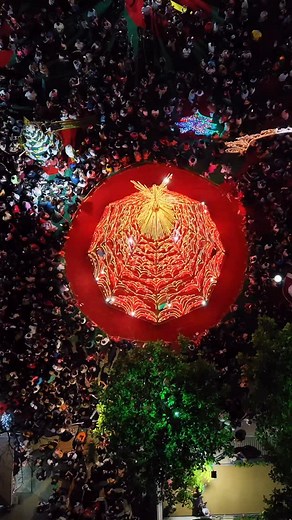 ✨ O Viva o Natal BC 2025 começou! 🤩 A abertura oficial encantou milhares de pessoas com a apresentação da Orquestra Filarmônica de Balneário Camboriú, a entrega da chave da cidade ao Papai Noel e o espetáculo emocionante “Simplesmente Natal”. A programação segue até 27 de dezembro, e as luzes continuam brilhando até janeiro. ✨🎄 | Prefeitura de Balneário Camboriú
