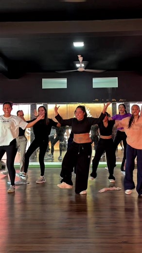 ඕන දෙයක් වෙච්චාවෙ කියල නටන්න තියෙන්නෙ 😌 Dc: @Randy___Dance For class Details 0778169248 #foryou #randydance #randydancestudio #trending #capcut