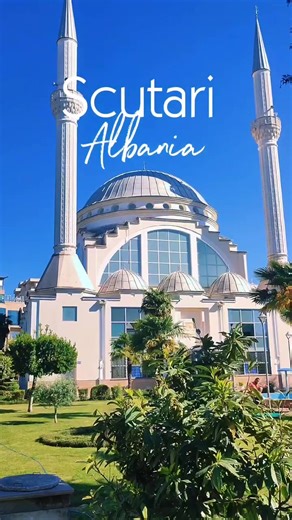 Cosa vedere in un viaggio in Albania 🇦🇱️ Nel nostro ultimo post vi abbiamo detto che l'Albania non è solo mare! 🌊️ 📍️ A soli 100km da Tirana, Scutari ha da offrire moltissime cose da vedere 🤩. Iniziando dal castello, arroccato sopra la città, che domina tutta la vallata con splendide viste 🏰️. Altra Tappa obbligatoria: Shiroka, con i suoi locali vista lago dove si può mangiare dell'ottimo pesce di lago 🐟️ (l'anguilla è una delle specialità della zona 🤤). E poi, ovviamente, il centro stor