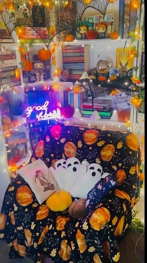 Cozy Fall Library Decor🍂 #fall #fallbooks #falldecor #bookshelves #autumn #booktube #booktok #books