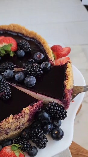 Making CHEESECAKE with a berry topping Tips on making cheesecake: •Use quality ingredients. •Use room temperature ingredients. This is an essential to making good cheesecake! This will help ingredients combine well, prevents lumps and create a creamy texture. •Mix on low/medium speed and avoid overmixing. •Use a rubber spatula to scrape the bottom and sides of the bowl. •Line your pan with a double or triple layer of aluminum foil (18-inches) •Use a springform pan. •Press the crust in firmly int