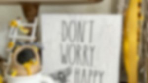 1K views · 84 reactions | This is absolutely hands down one of my very fave techniques to do with a napkin and we'll be doing this very soon with some of the CRAFTKINS!! Sprinkle this video if you love it!  Credit: Music: Glitter Blast Musician: Kevin MacLeod Site: https:// filmmusic .i o/song /4707-glitter-blast License: https:// filmmusic.io/ standard-license | Manda Panda Projects | Facebook