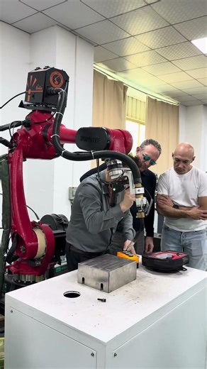 Good news for the welding industry! Welding robots that don't require programming can be programmed